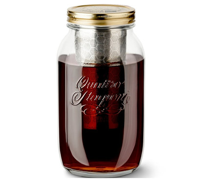 Pohár na studenú kávu cold brew »BrewJar« s filtrom a obsahom, na bielom pozadí.