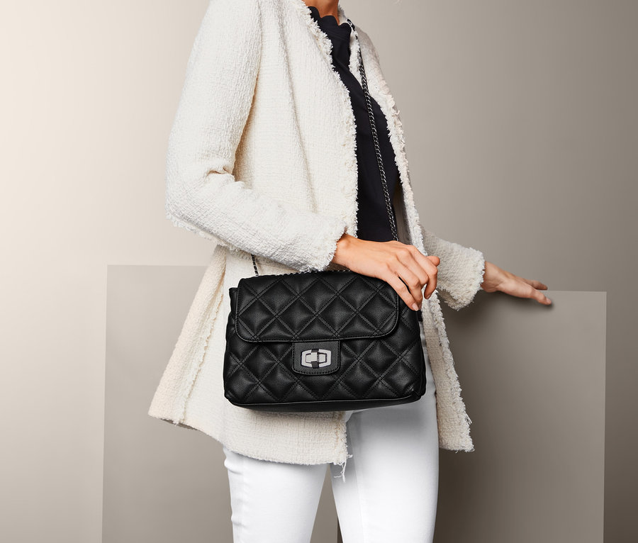 Žena s čiernou taškou na rameno.