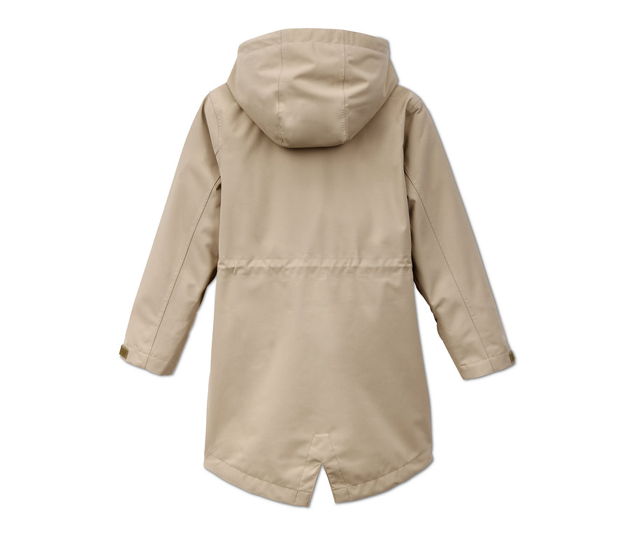 Pohľad zozadu na béžový trenčkot do každého počasia s kapucňou z recyklovaného materiálu.