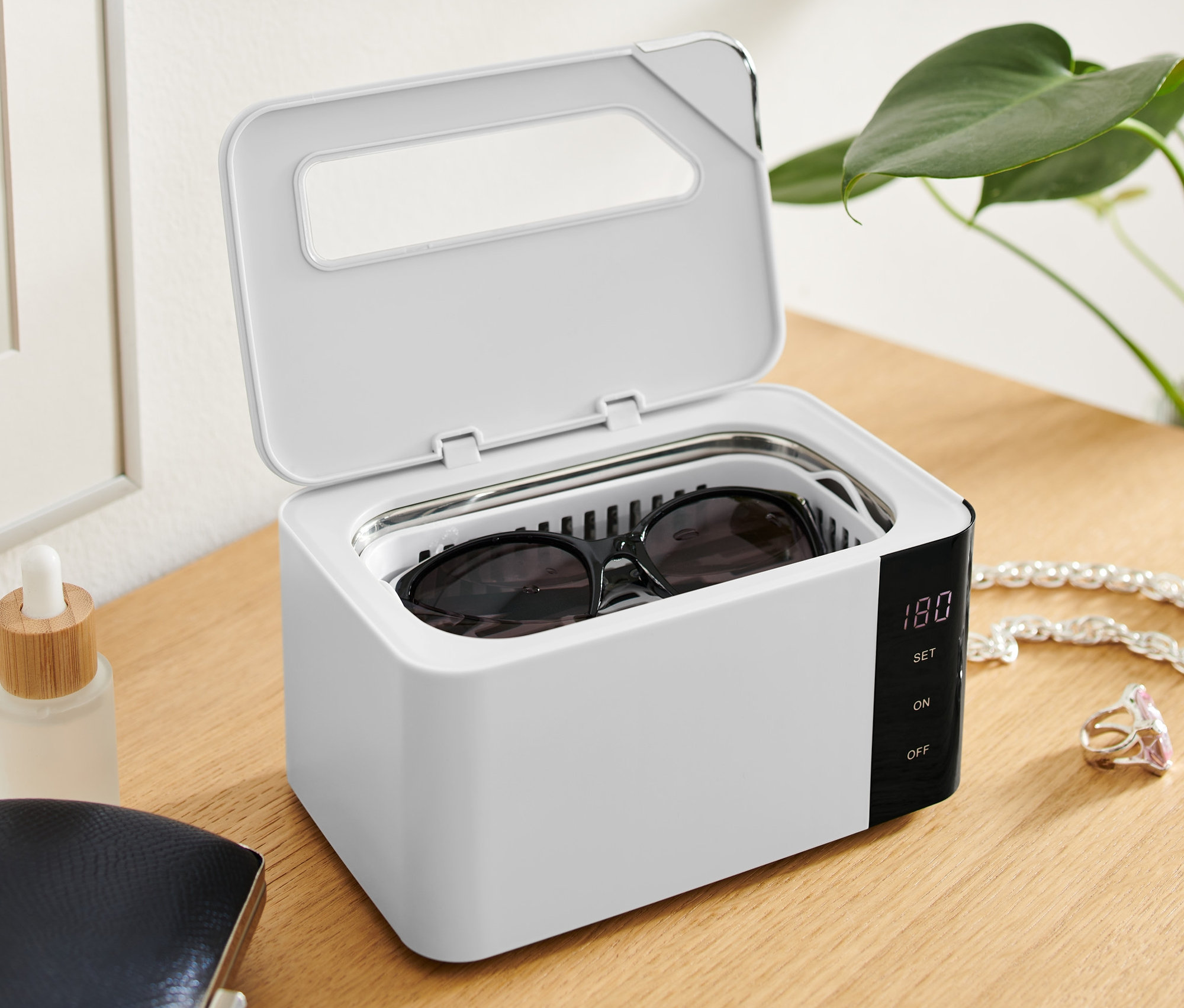 Okuliare sa čistia v ultrazvukovom čističi.