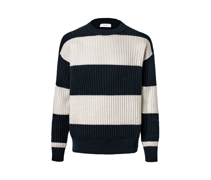 Pulóver z hrubej pleteniny s vodorovnými pruhmi v tmavomodrej a bielej farbe.