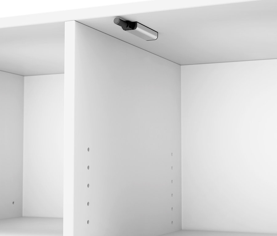 Detail bielych vnútorných priestorov skrine.