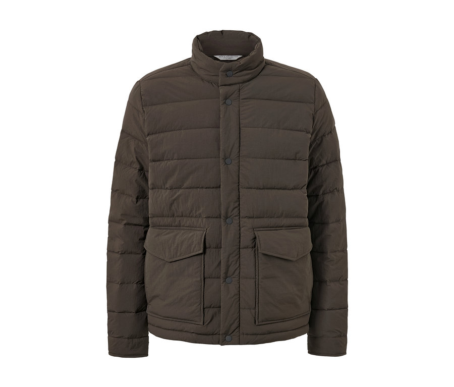 Hnedá prešívaná bunda s gombíkmi a vreckami.