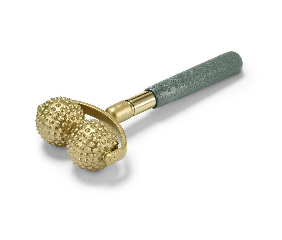 Zlatý teleskopický masážny ježko s olivovo zelenou rukoväťou leží na bielom pozadí.