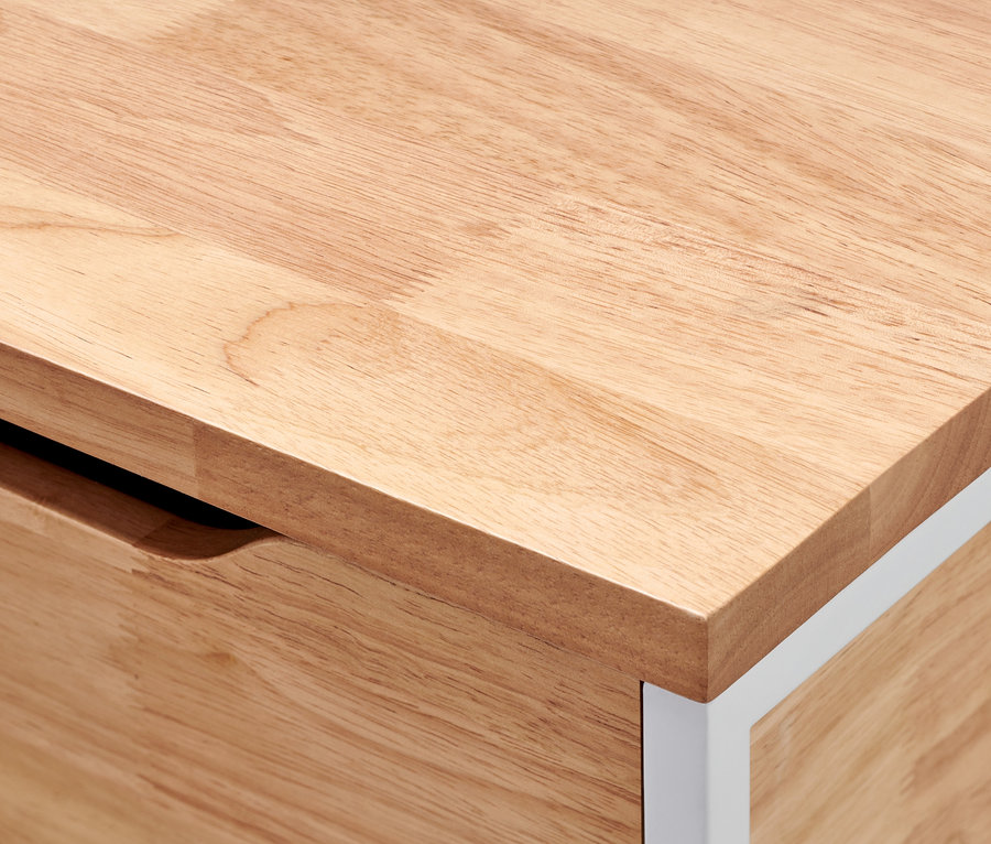 Detail regálu na topánky so zásuvkami.