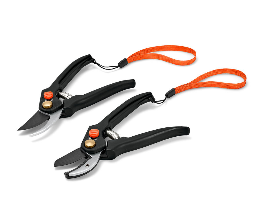 Dvoje záhradnícke nožnice.