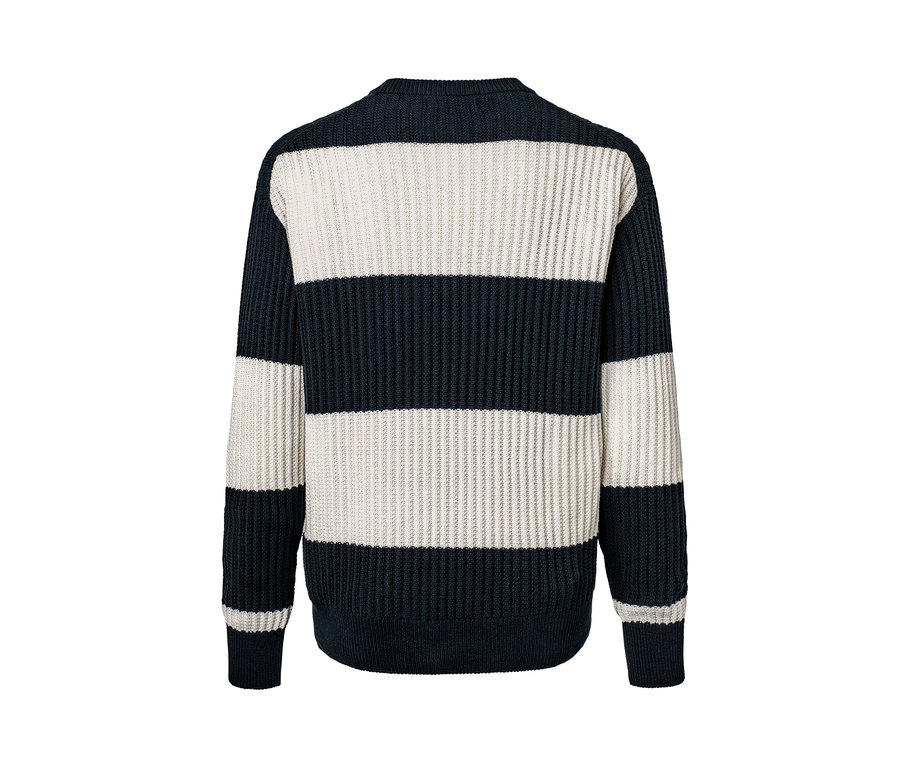 Pohľad zozadu na pulóver z hrubej pleteniny so širokými vodorovnými pruhmi v tmavomodrej a krémovej farbe.