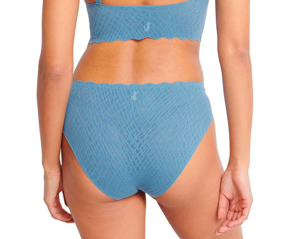 Pohľad zozadu na ženu v súprave spodnej bielizne azúrovej farby sloggi ZERO Feel Bliss High leg.