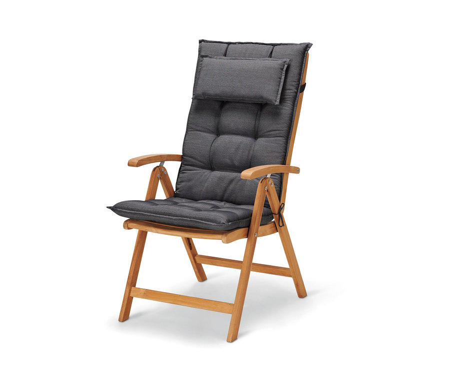 Antracitová prémiová poduška do kresla s vysokým operadlom na drevenej stoličke.