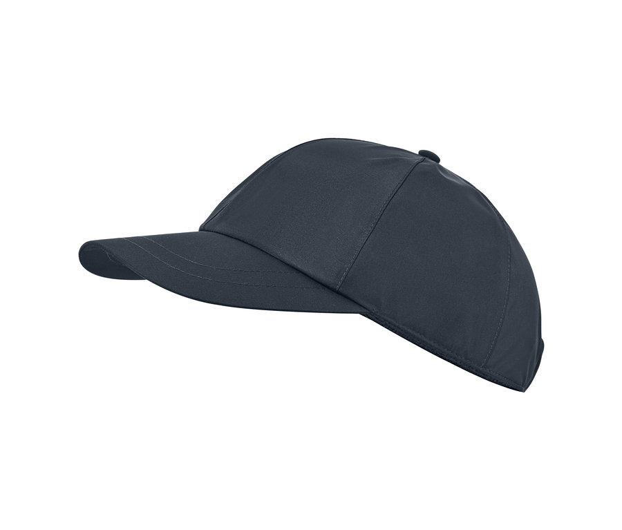 Tmavo modrá šiltovka do každého počasia na bielom pozadí.