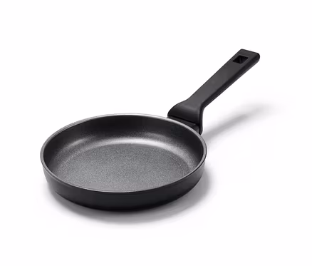 Čierna hliníková panvica Profi, cca 20 cm, na bielom pozadí.