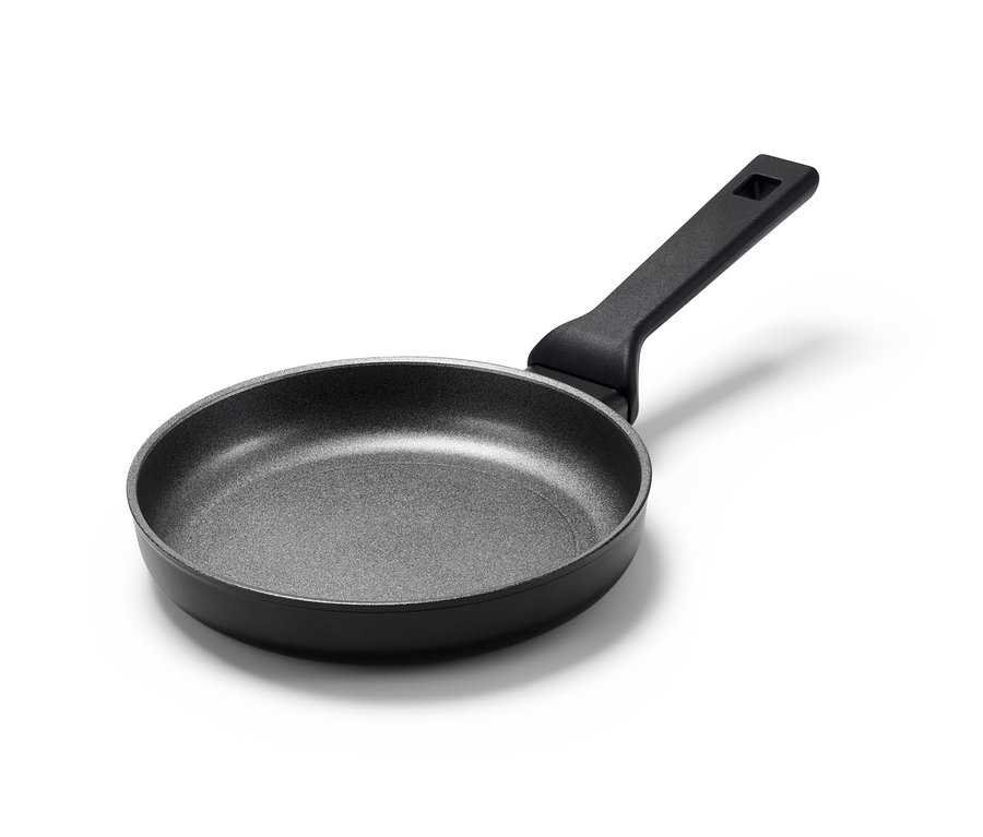 Čierna hliníková panvica Profi, cca 20 cm, na bielom pozadí.