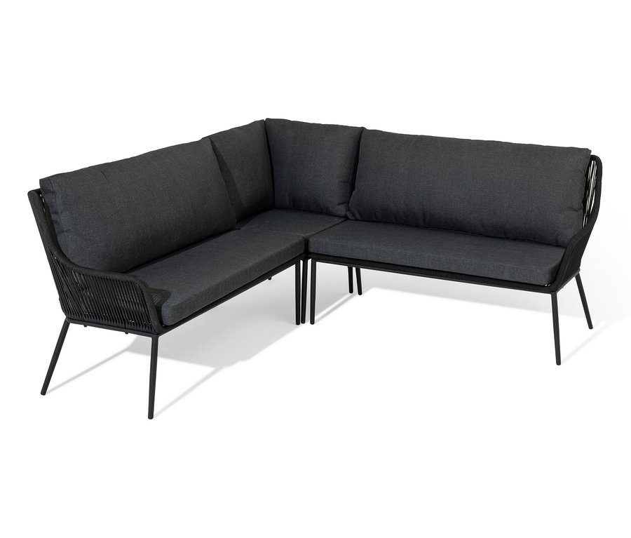 Rohová sedačka s textilným výpletom a tmavosivými vankúšmi na bielom pozadí.