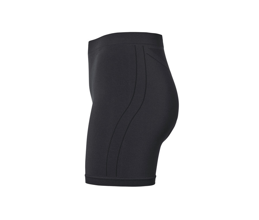 Čierne cyklistické spodky na bielom pozadí.
