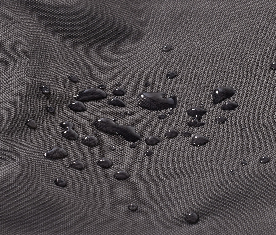 Detailný záber na čiernu látku s kvapkami vody.