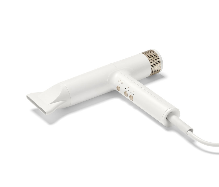 Biely prémiový sušič vlasov s novou technológiou sušenia leží na bielom pozadí.