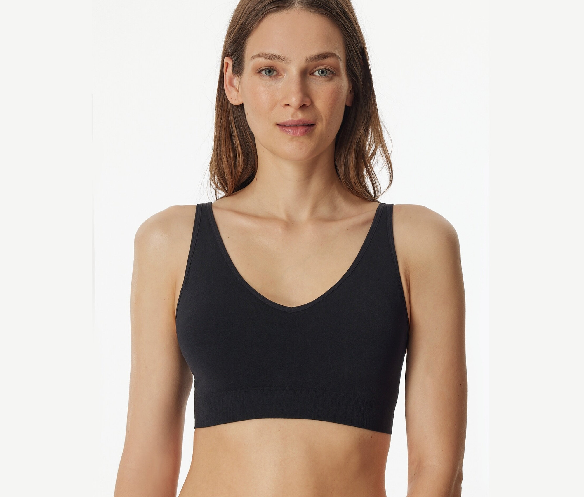 Žena má na sebe čiernu podprsenku SCHIESSER Soft s vypchávkami.