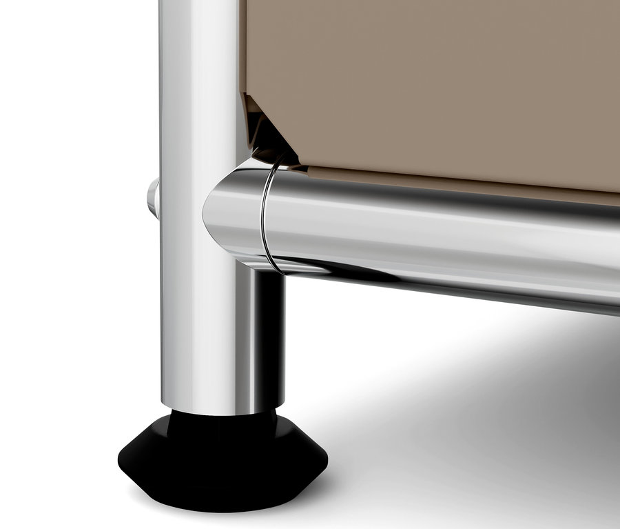 Detail chrómovej nohy a čierneho podstavca hnedého nábytku.