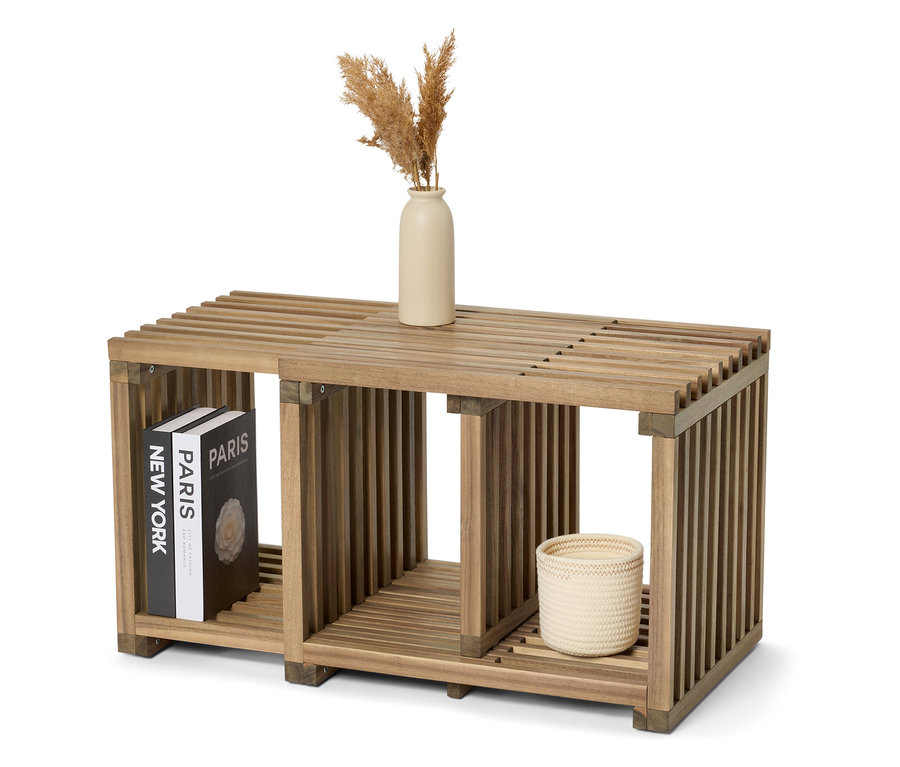 Drevený regál s knihami "New York" a "Paris", vázou a pleteným košíkom.