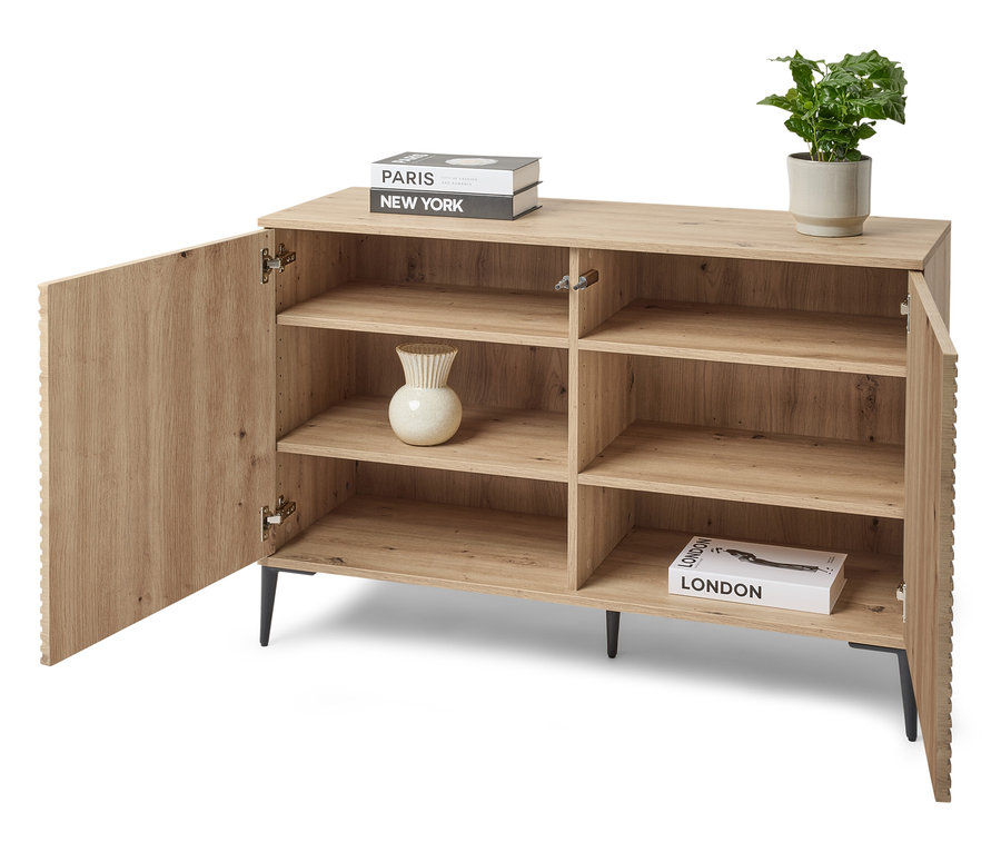 Komoda so šiestimi policami a jednou otvorenou skrinkou.