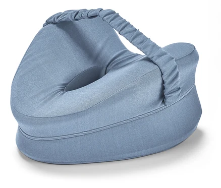 Svetlomodrý ergonomický vankúšik pre kolená na spanie na boku s držadlom.
