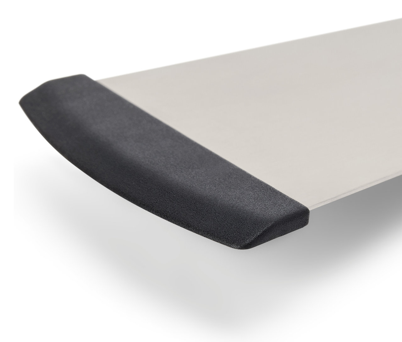 Roh bieleho stola s čiernym okrajom.