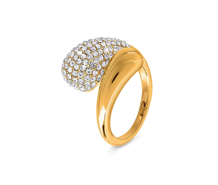 Zlatý prsteň s oválnou ozdobou posiatou čírymi kryštálmi.