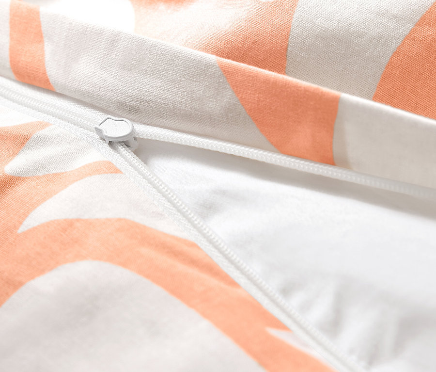 Detailný pohľad na zips marhuľovej posteľnej bielizne renforcé štandardnej veľkosti.