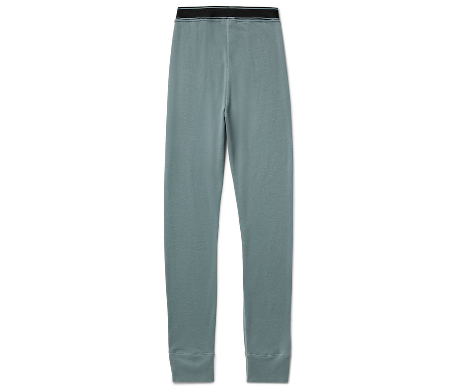 Modré legíny s čiernym pásom ležia na bielom pozadí.