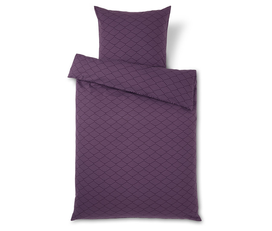 Fialové obliečky s geometrickým vzorom a vankúš na bielom pozadí.