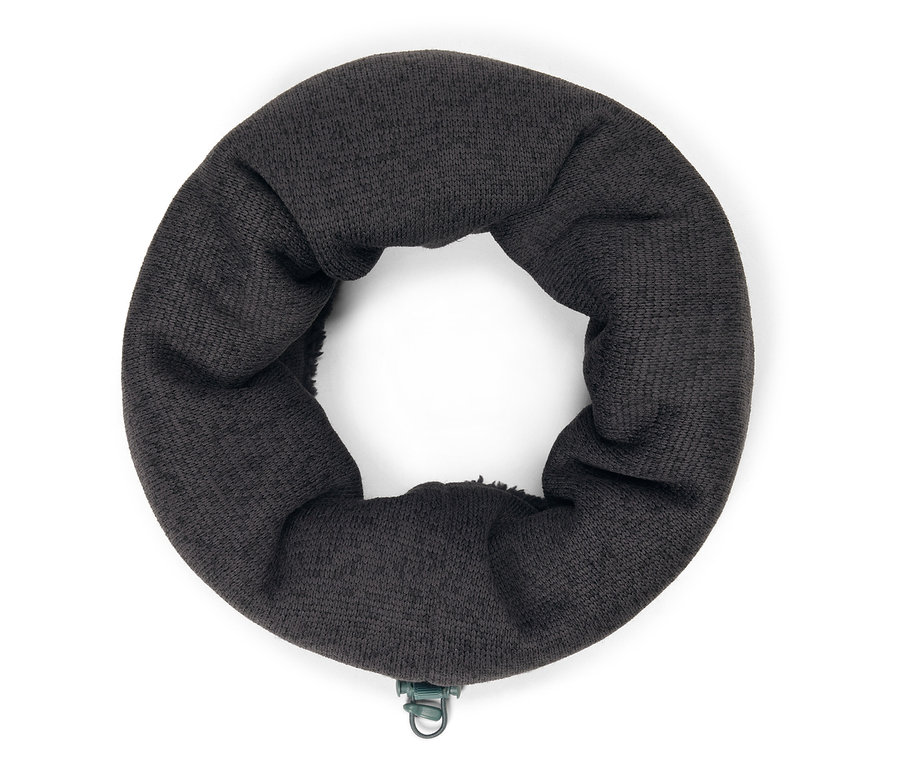 Čierny pletený nákrčník s kovovou sponou.