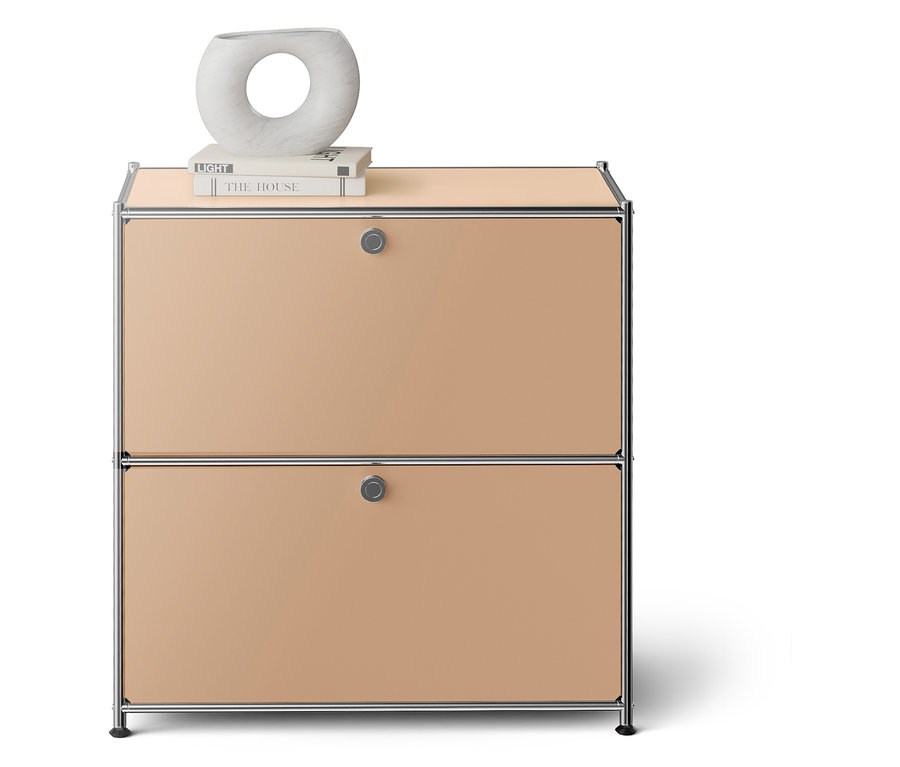 Béžová komoda s dvomi zásuvkami, na ktorej leží kniha a dekoratívna váza.