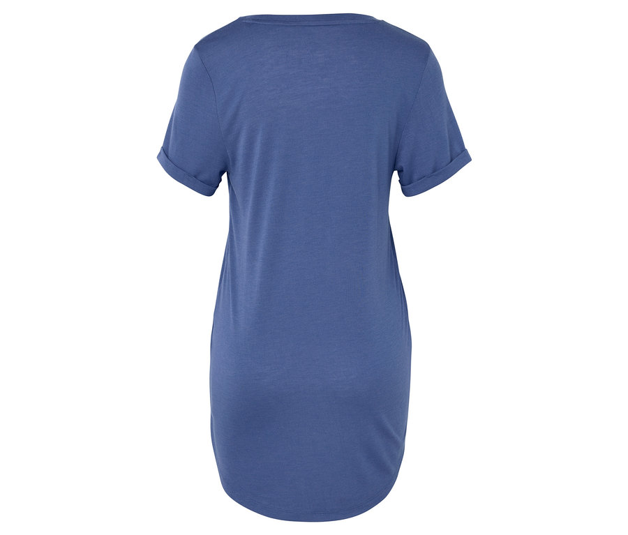 Modré tričko s krátkym rukávom a vyhrnutými koncami.