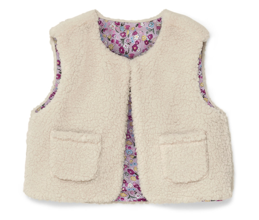 Krémová chlpatá vesta bez rukávov s dvoma našitými vreckami a kvetinovou podšívkou.