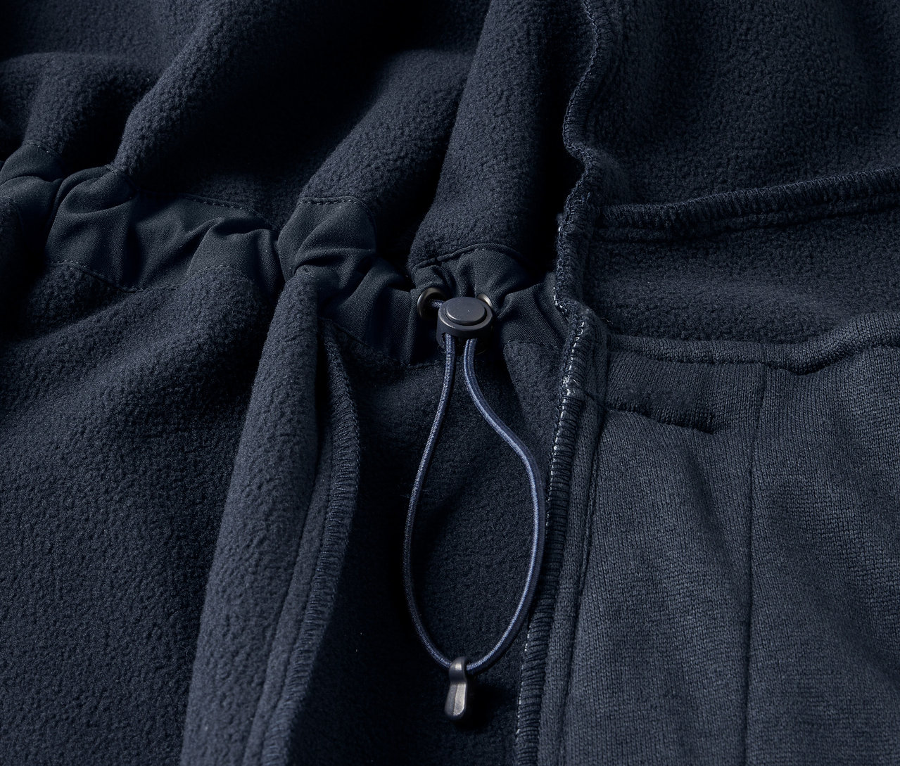 Detail softshellového kabáta v námorníckej modrej farbe.