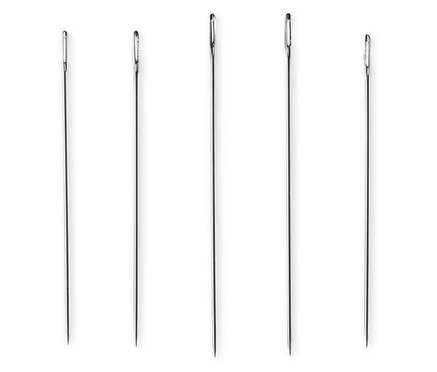 Päť súprav ihiel do šijacieho stroja a na ručné šitie usporiadaných vedľa seba.