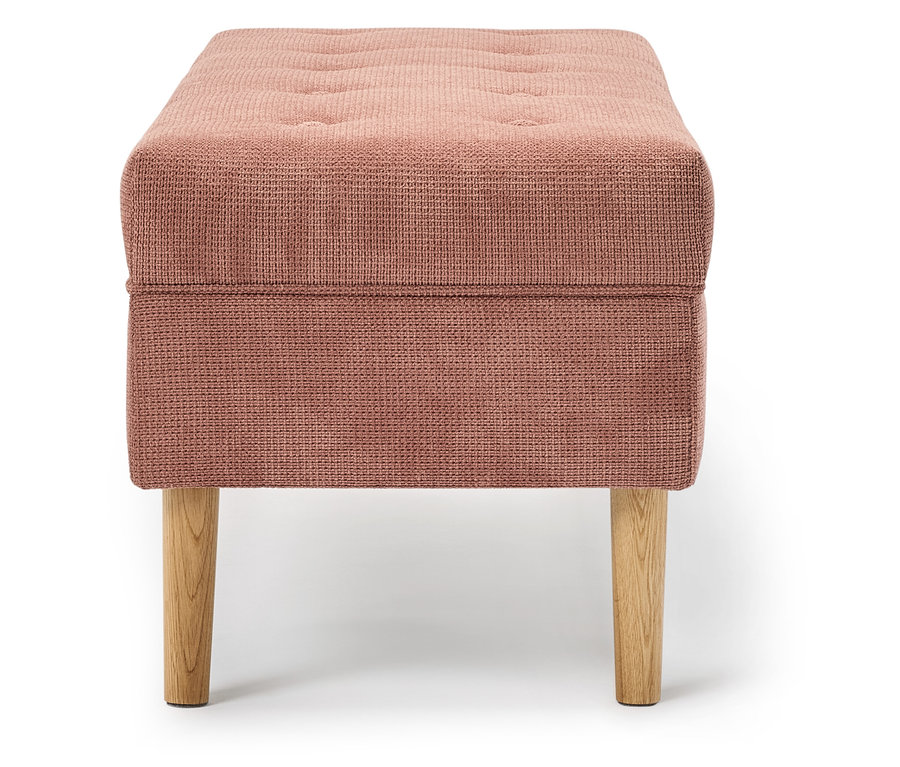 Ružová látková podnožka s drevenými nohami.