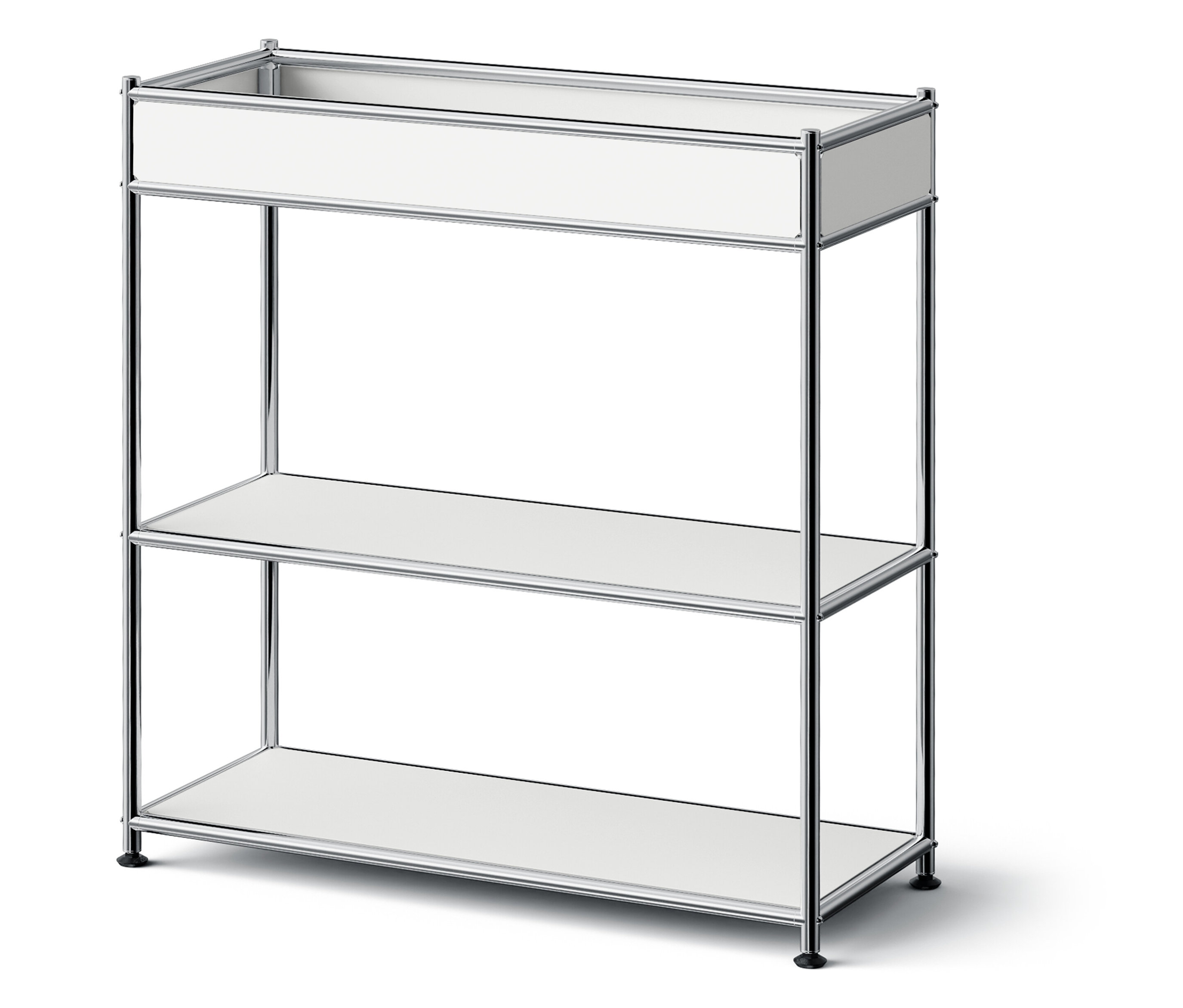Trojposchodová polica s bielymi policami a chrómovaným rámom.