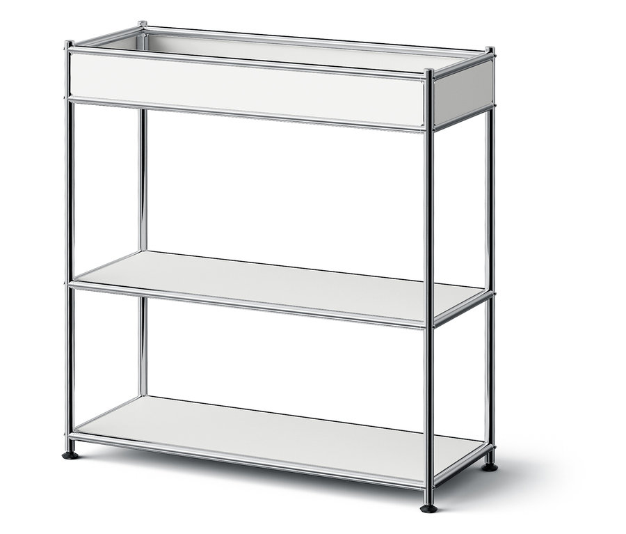 Trojposchodová polica s bielymi policami a chrómovaným rámom.