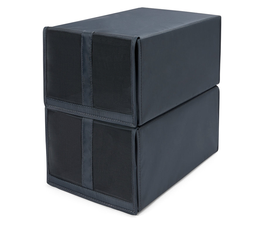Dve čierne látkové boxy na sebe.