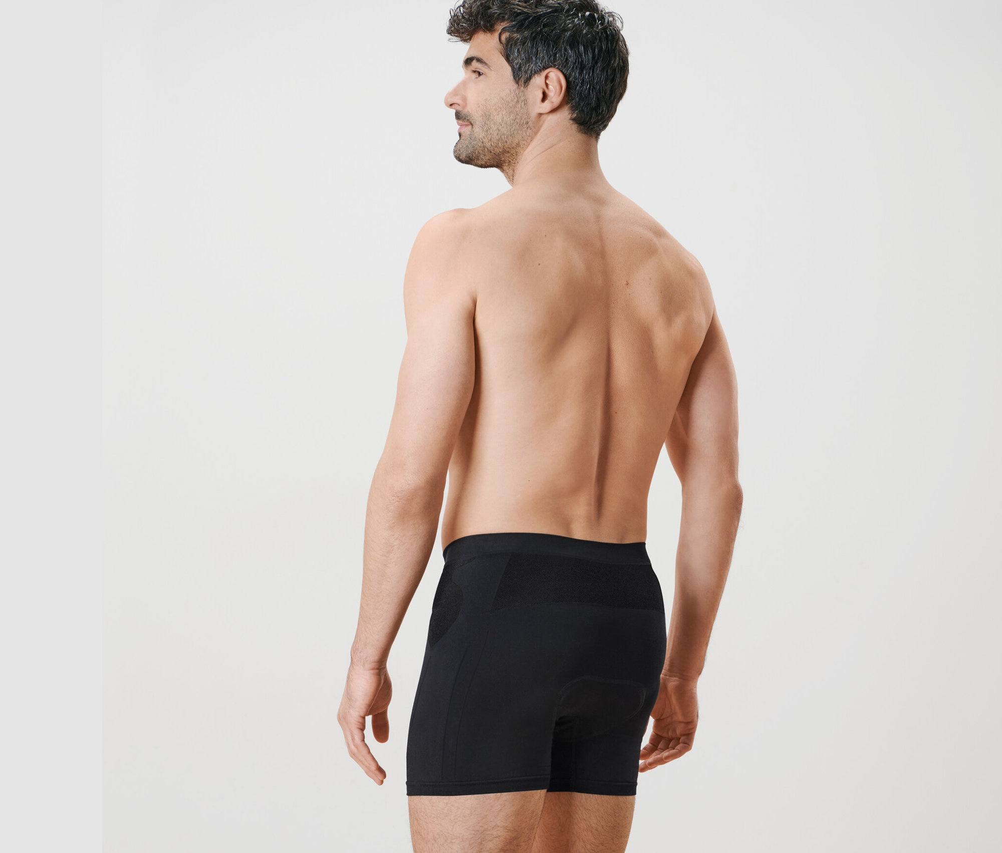 Muž zozadu má na sebe čierne cyklistické spodky.