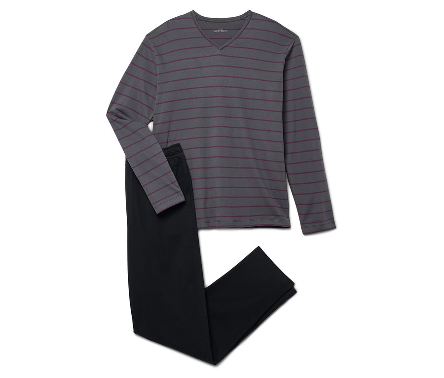 Sivé pruhované pyžamo s dlhým rukávom a čierne nohavice ležia na bielom pozadí.