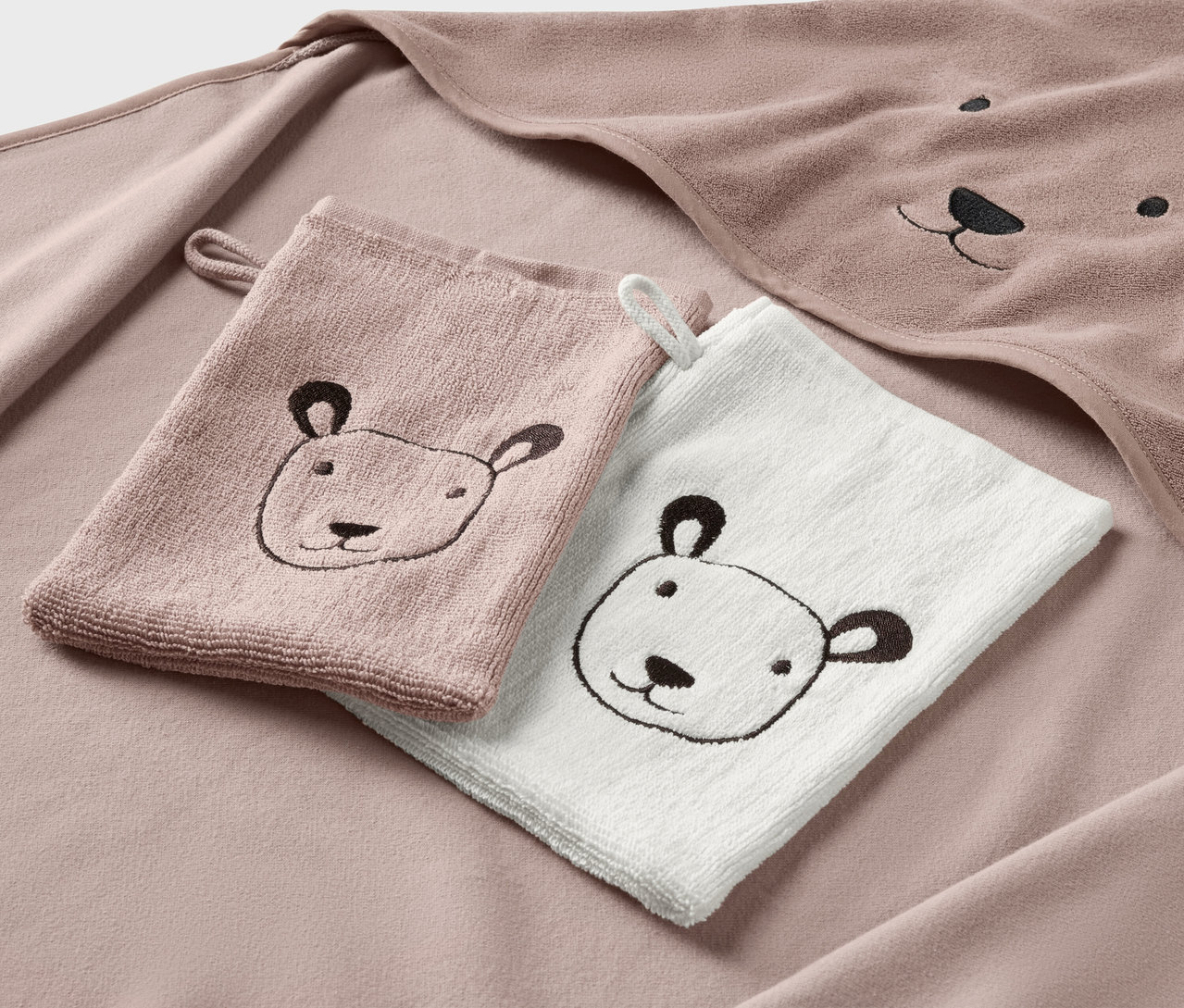 Detská osuška s kapucňou a dve umývacie handričky s výšivkou medvedej tváre.