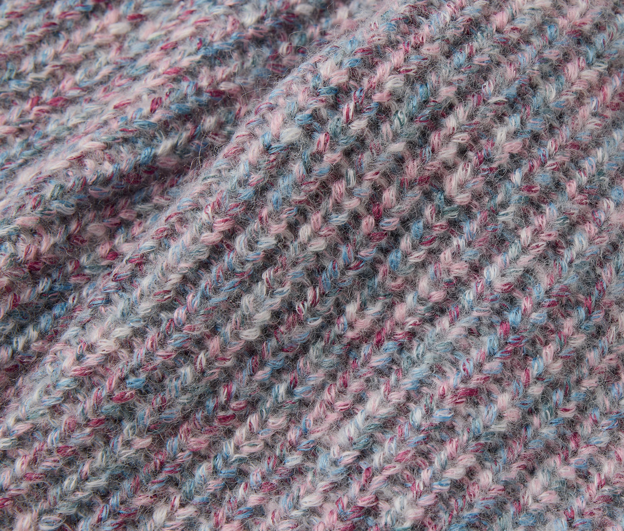 Detailný záber na detský pletený sveter s vlnou certifikovanou podľa RWS.