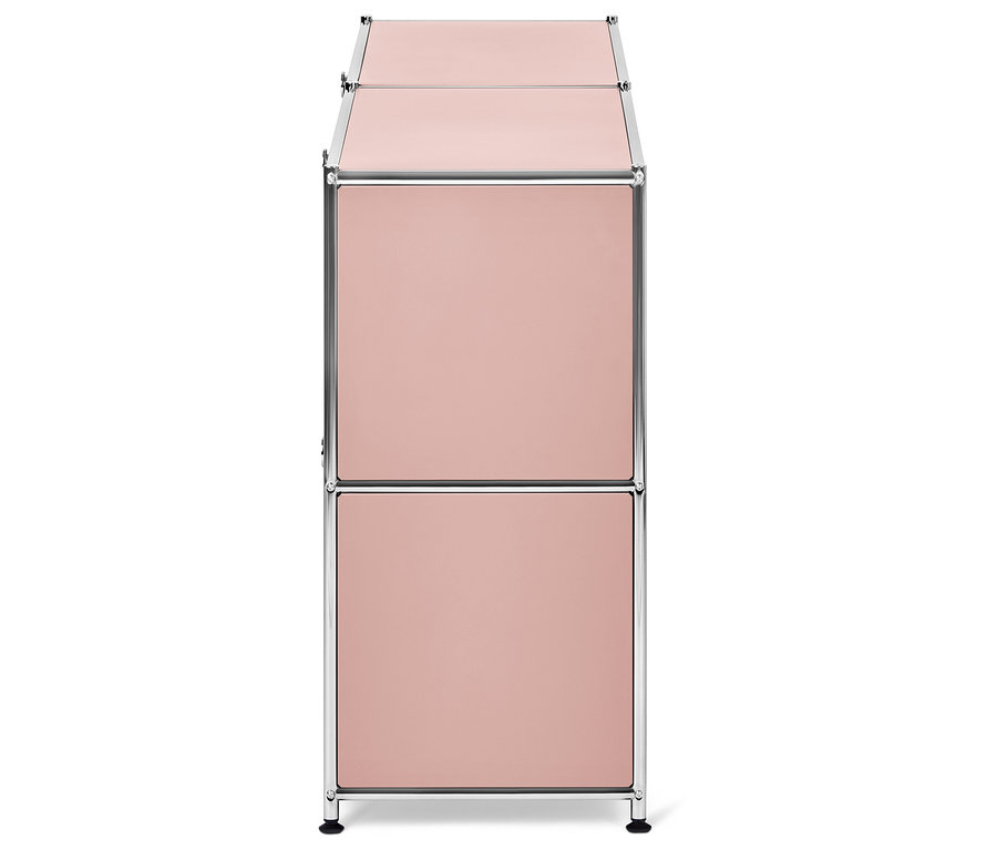 Dve poschodia modulárneho úložného systému s ružovými panelmi a chrómovaným rámom.