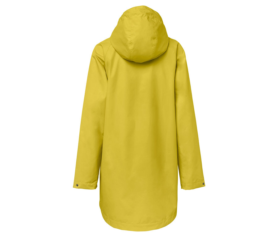 Žltá pláštenka s kapucňou zozadu.