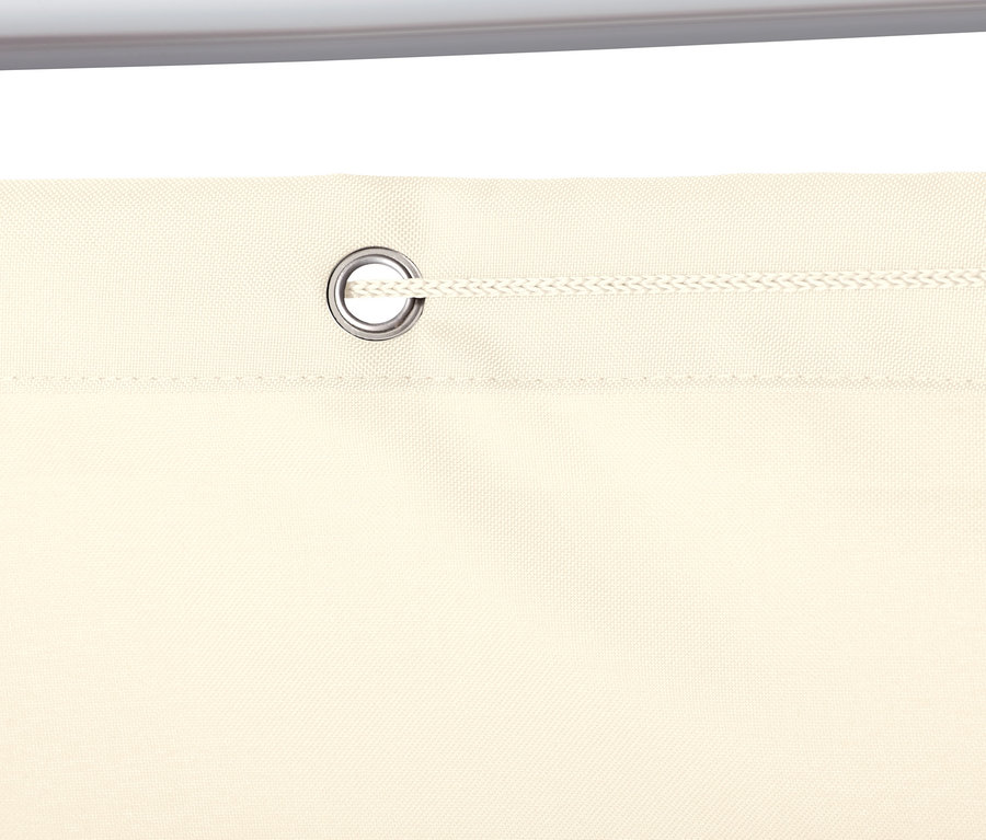 Detail krémovej zástena a ochrana pred vetrom na balkón s kovovým očkom.