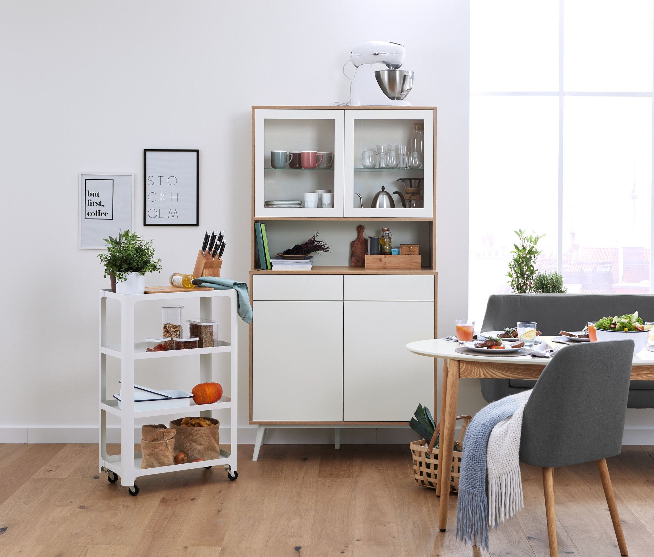 Interiér jedálne s kredencou, servírovacím kuchynským vozíkom a čalúnenou jedálenskou stoličkou.