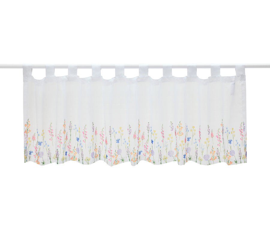 Biely krátky záves s kvetinovým vzorom visí na tyči.