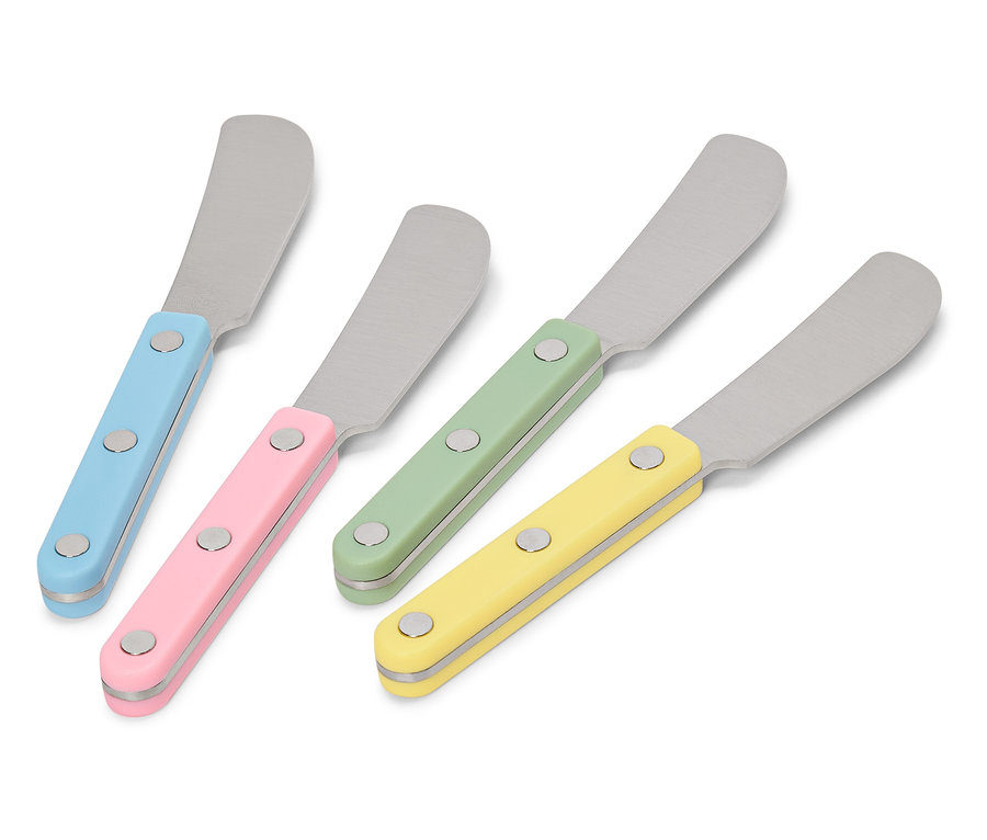 Štyri nože na maslo s farebnými rúčkami (modrá, ružová, zelená a žltá).